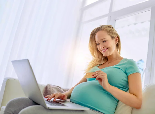 Bebek Benim Için Alışveriş Yapıyor Hamile Bir Kadın Evde Online — Stok fotoğraf
