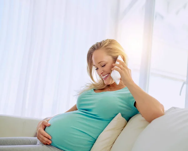Ano Určitě Rostu Zářím Těhotnou Ženu Která Doma Mluví Mobilu — Stock fotografie