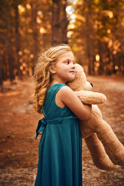 Αρκουδάκι Μου Πάει Όπου Πάω Ένα Χαρούμενο Κοριτσάκι Κρατάει Αρκουδάκι — Φωτογραφία Αρχείου