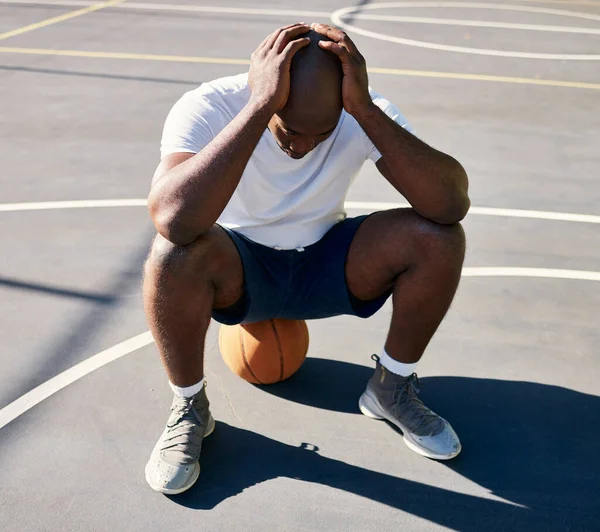 Basquete Esportes Homem Deprimido Quadra Com Mãos Cabeça Após Perda — Fotografia de Stock