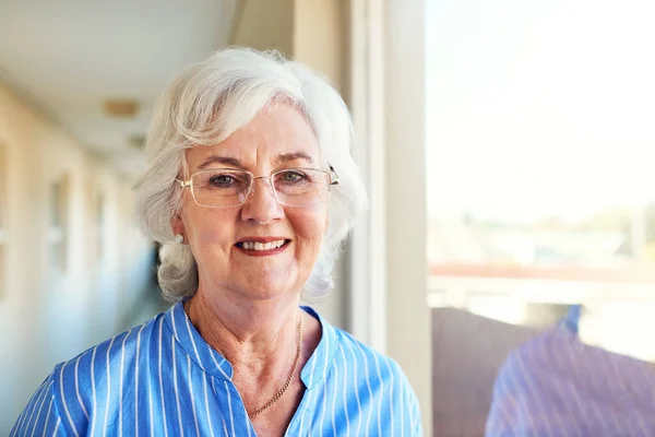 Diesem Alter Gibt Immer Etwas Zum Schmunzeln Eine Seniorin Hause — Stockfoto