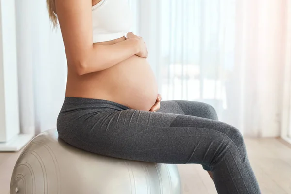 Håller Kroppen Stark För Leverans Beskärs Gravid Kvinna Som Tränar — Stockfoto