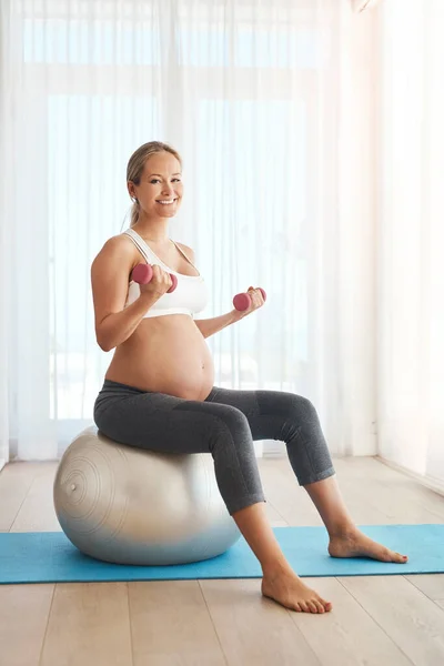 Egzersiz Anne Bebek Için Harikalar Yaratır Hamile Bir Kadın Evde — Stok fotoğraf