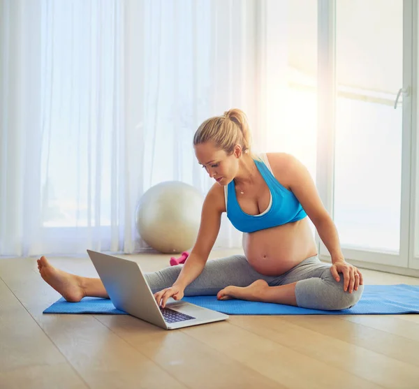 Hamilelik Fitness Video Kaydedicisi Evde Çalışırken Dizüstü Bilgisayar Kullanan Hamile — Stok fotoğraf