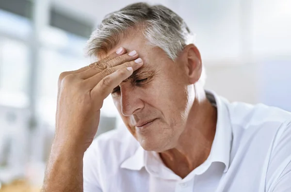 Walczy Koncentrację Tym Bólem Głowy Dojrzały Biznesmen Cierpiący Ból Głowy — Zdjęcie stockowe