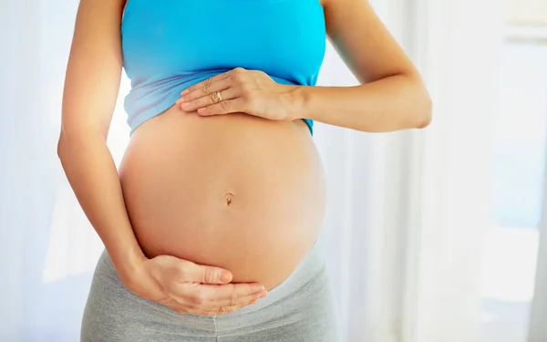 Último Regalo Vida Una Mujer Embarazada Sosteniendo Vientre Desnudo Casa — Foto de Stock