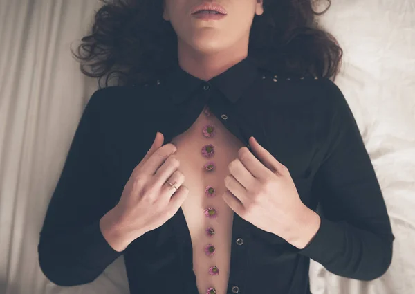따라가라 수없는 여자가 가슴에 장미를 발견하기 침대에서 셔츠를 각도의 — 스톡 사진