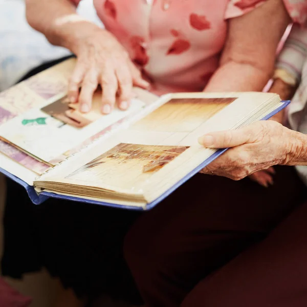 Stare Dobre Czasy Minęły Dwie Starsze Kobiety Przeglądające Razem Album — Zdjęcie stockowe