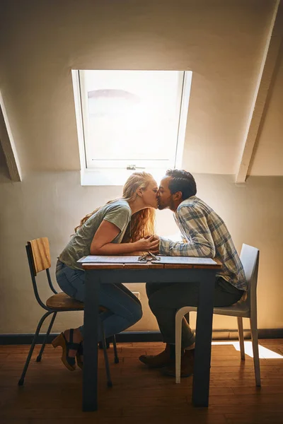 你的吻永远不够 一对年轻夫妇在咖啡馆里共度时光 — 图库照片