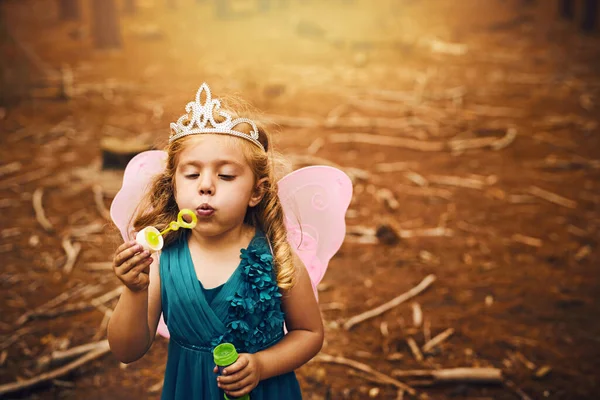 Her Yerde Baloncuklar Mutlu Küçük Bir Kız Baloncukları Üflerken Ormanda — Stok fotoğraf