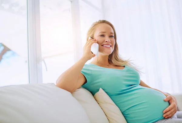 Ano Jsem Každou Chvíli Těhotnou Ženu Která Doma Mluví Mobilu — Stock fotografie