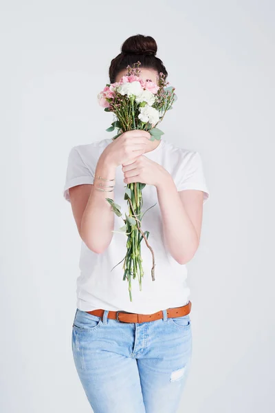 Łatwo Ukryć Się Pięknymi Kwiatami Studyjne Ujęcie Nierozpoznawalnej Kobiety Zakrywającej — Zdjęcie stockowe