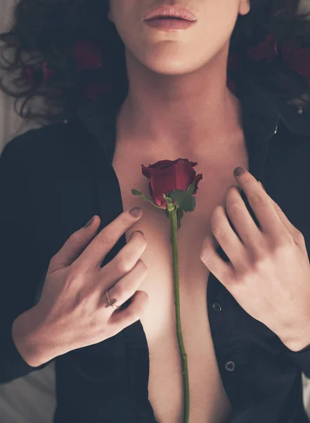 Вона Хоче Щоб Зупинився Відчув Запах Троянд Високо Під Кутом — стокове фото