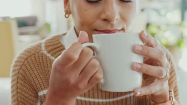 İş kadını, kahve içen ya da ev ofisinde düşünen yaratıcı stüdyo ya da modern ofis binası. Gülümse, mutlu ol ya da rahatla uzaktan kumandalı tasarımcı çay, marka fikirleri ya da vizyonla.