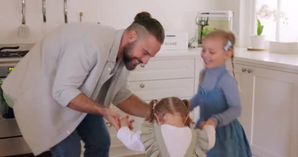 Pai Dançando Ligação Feliz Com Crianças Cozinha Casa Para Amor — Vídeo de Stock