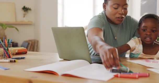 黑人家庭 有学识的女孩 受过教育的女孩和在家工作的妈妈一起画画 有创意的工作 电脑和妈妈都在忙着照看孩子 在家里教艺术 — 图库视频影像