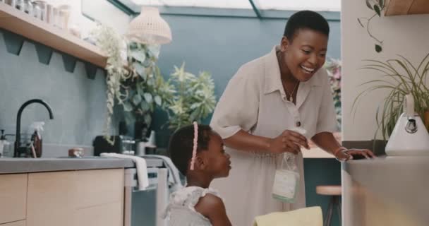 黒の女性は 母親と子供が一緒にきれいな家事 ほこりや春の清掃作業のために家を掃除することを学ぶ 子供の発達 母親や母親との協力や仕事 — ストック動画