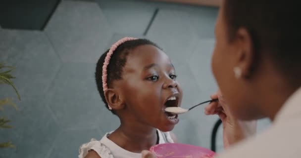 Черная Семья Еда Мать Кормят Девочку Питаясь Наслаждаясь Питанием Здоровой — стоковое видео