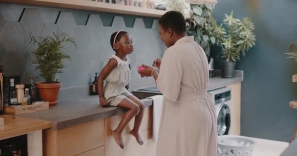 Mutter Kind Und Frühstück Mit Mutter Füttern Mädchen Nahrung Für — Stockvideo