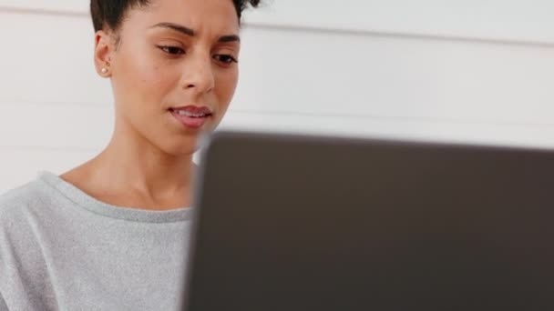 Negro Portátil Mujer Lectura Comunicación Por Correo Electrónico Trabajo Remoto — Vídeos de Stock