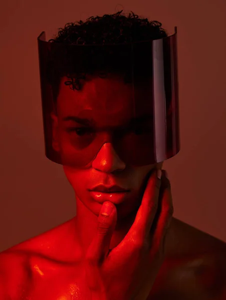 Cyberpunk Óculos Homem Estúdio Vermelho Iluminação Modelo Moda Futuro Retrato — Fotografia de Stock
