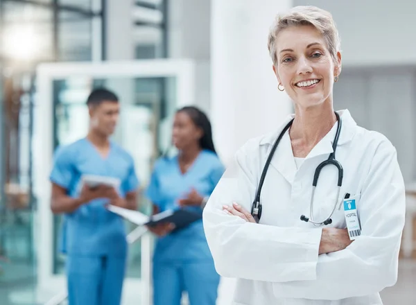 Mujer Doctora Sonrisa Una Orgullosa Trabajadora Médica Con Grupo Enfermeras — Foto de Stock