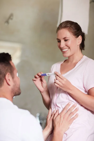 Jedziemy Rodziców Żona Pokazująca Mężowi Test Ciążowy Łazience Domu — Zdjęcie stockowe