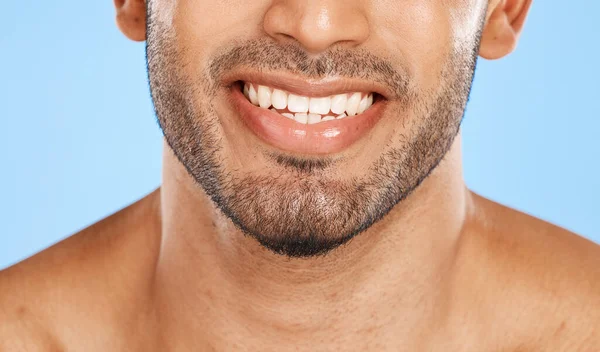 一个人的牙齿 嘴和胡子 在蓝色的工作室背景下 为牙齿 健康和健康而微笑 一个快乐而清洁的模型的保健 唇和脸 其结果是牙齿的护理 — 图库照片