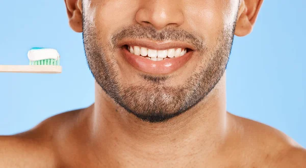 Cepillo Dientes Feliz Hombre Limpieza Dental Con Producto Higiene Bucal — Foto de Stock