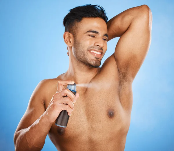 Sorria Feliz Homem Desodorizante Spray Para Higiene Aroma Fresco Cuidados — Fotografia de Stock