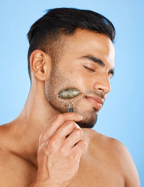 美容美发 化妆品 健康和玉面按摩 配以面部工具 用于蓝色背景的豪华温泉治疗 — 图库照片