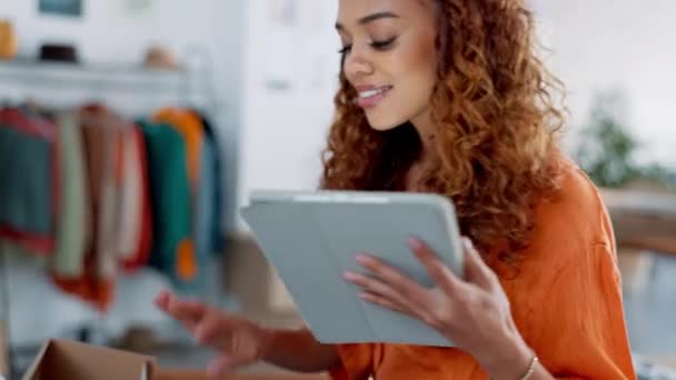 Επιχειρηματική Γυναίκα Tablet Δικτύωση Στο Γραφείο Για Την Πώληση Ηλεκτρονικού — Αρχείο Βίντεο
