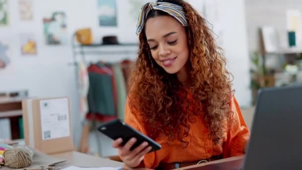 Kadını Telefon Dizüstü Bilgisayar Nakliye Kutuları Yönetimi Ecommerce Ürün Siparişi — Stok video