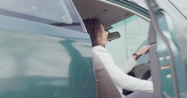 Samochód Podróże Kobieta Biznesu Otwarte Drzwi Wysiadając Pojazdu Spacerując Transport — Wideo stockowe