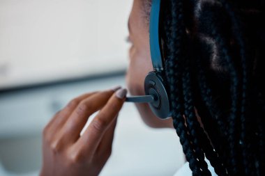 Müşteri hizmetleri için çağrı merkezi mikrofonu, siyah kadın ve bilgisayar danışmanlık ve tele pazarlama desteği için bize ulaşın. Danışman yüz, satış danışmanı veya crm iletişim işçisi.