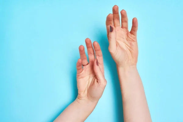 Balança Mãos Ritmo Vida Estúdio Tiro Uma Pessoa Irreconhecível Mãos — Fotografia de Stock