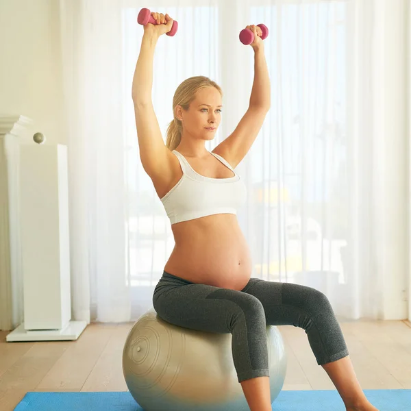 Sağlıklı Bir Bebek Yetiştirmek Her Egzersize Değer Hamile Bir Kadın — Stok fotoğraf