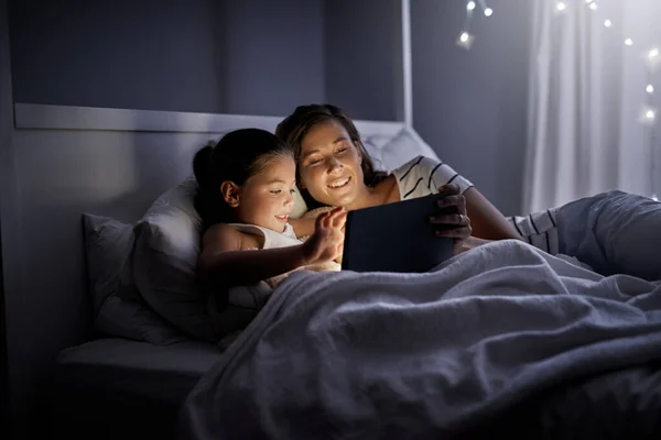 Przytulnie Się Technologii Matka Jej Córeczka Korzystające Tabletu Cyfrowego Razem — Zdjęcie stockowe