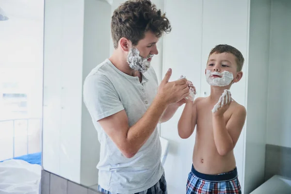 Pomůžeš Tím Tati Otec Učí Svého Malého Syna Jak Doma — Stock fotografie