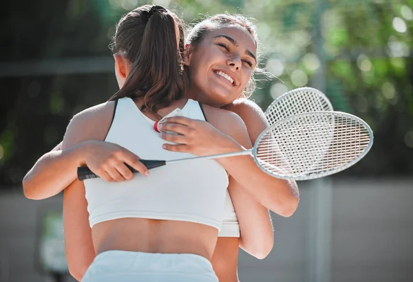 羽毛球 快乐的和运动的朋友们拥抱在一起 在比赛休息的时候带着微笑去拥抱 爱和关怀 女性的运动 锻炼和快乐 在室外的夏季球场拥抱女性的友谊 — 图库照片