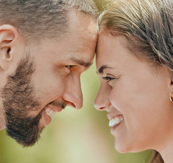 Szczęśliwy Para Uśmiech Czołem Dla Miłości Romantyczny Lub Związek Szczęście — Zdjęcie stockowe