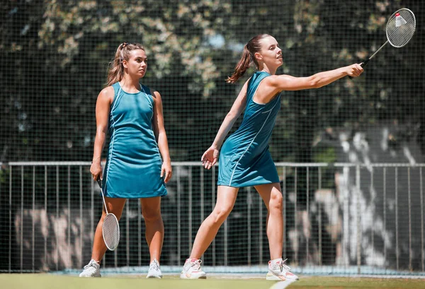 Badminton Sport Kobiety Obsługą Świeżym Powietrzu Zajęty Fitness Ćwiczeń Trening — Zdjęcie stockowe
