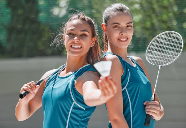 羽毛球运动员的朋友们 夏天在户外带着球拍和微笑进行训练 锻炼或比赛 女队肖像 快乐运动和羽毛球手 以促进健康 健康和健康 — 图库照片