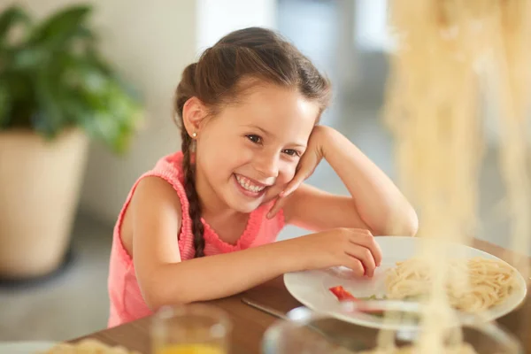 Etenstijd Happy Time Een Schattig Klein Meisje Eet Haar Eten — Stockfoto