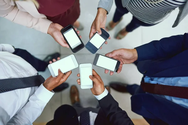 Şbirliği Yaparak Güncel Bağlı Kalmak Cep Telefonlarını Senkronize Olarak Kullanan — Stok fotoğraf