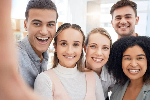 Selfie Vrienden Teamwork Met Een Business Man Vrouw Groep Poseren — Stockfoto