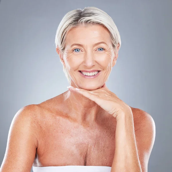 Senior Kvinna Leende Och Hudvård Ansikte Makeup Och Glad Med — Stockfoto