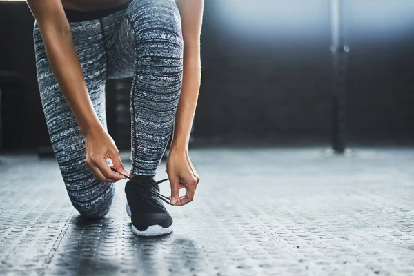 Avere Allenatori Allenerà Una Donna Che Lega Lacci Delle Scarpe — Foto Stock