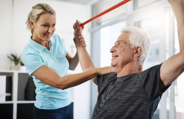 Scheint Keine Probleme Mit Ihrer Stärke Geben Eine Reife Physiotherapeutin — Stockfoto