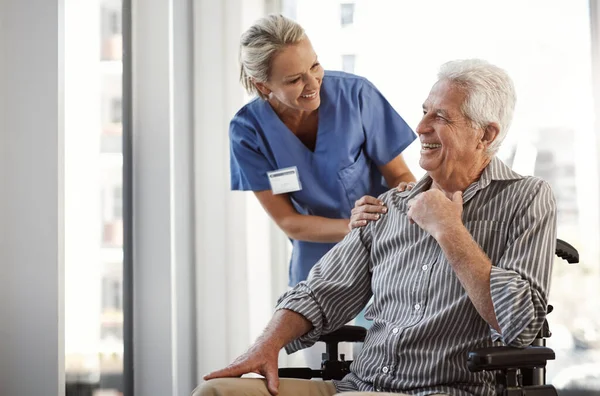 他们有一个伟大的医生 病人的关系 医院里一位成熟的女护士和一位坐轮椅的老年男病人 — 图库照片